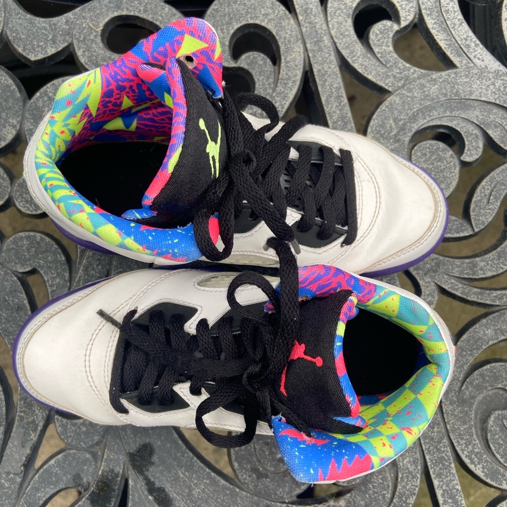 Boys Colorful Jordan high tops sz1Y